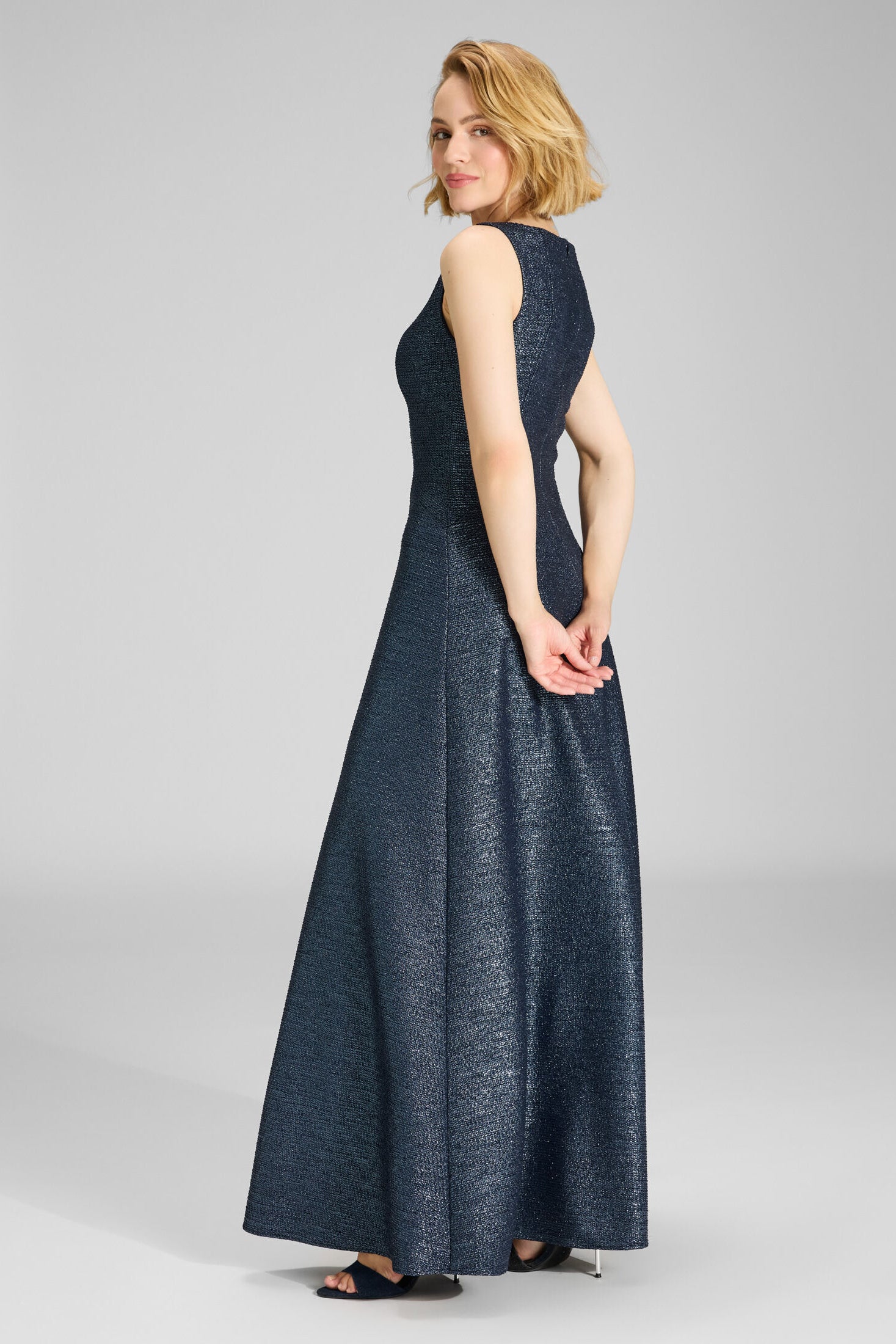 Robiges Abendkleid aus foliertem Jersey in Bouclé Optik