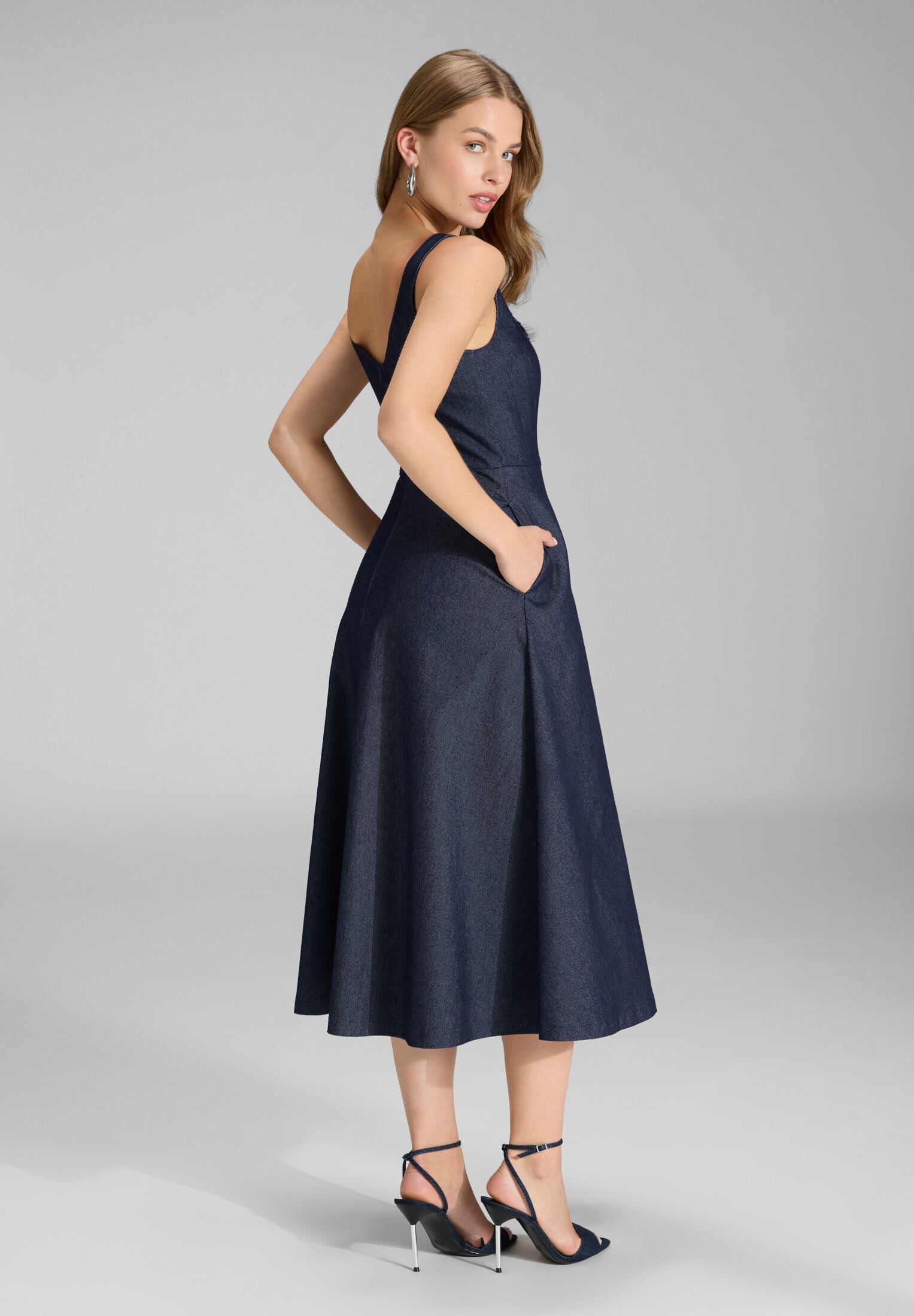 Midi Kleid mit Karree-Ausschnitt aus Dark Denim