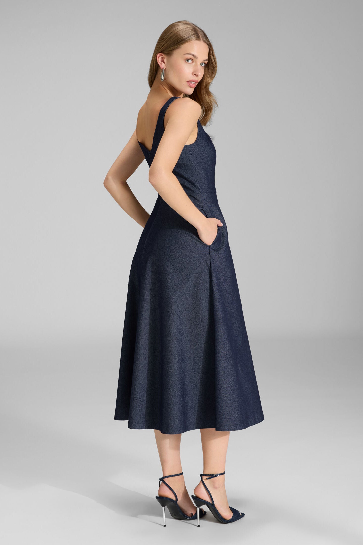 Midi Kleid mit Karree-Ausschnitt aus Dark Denim