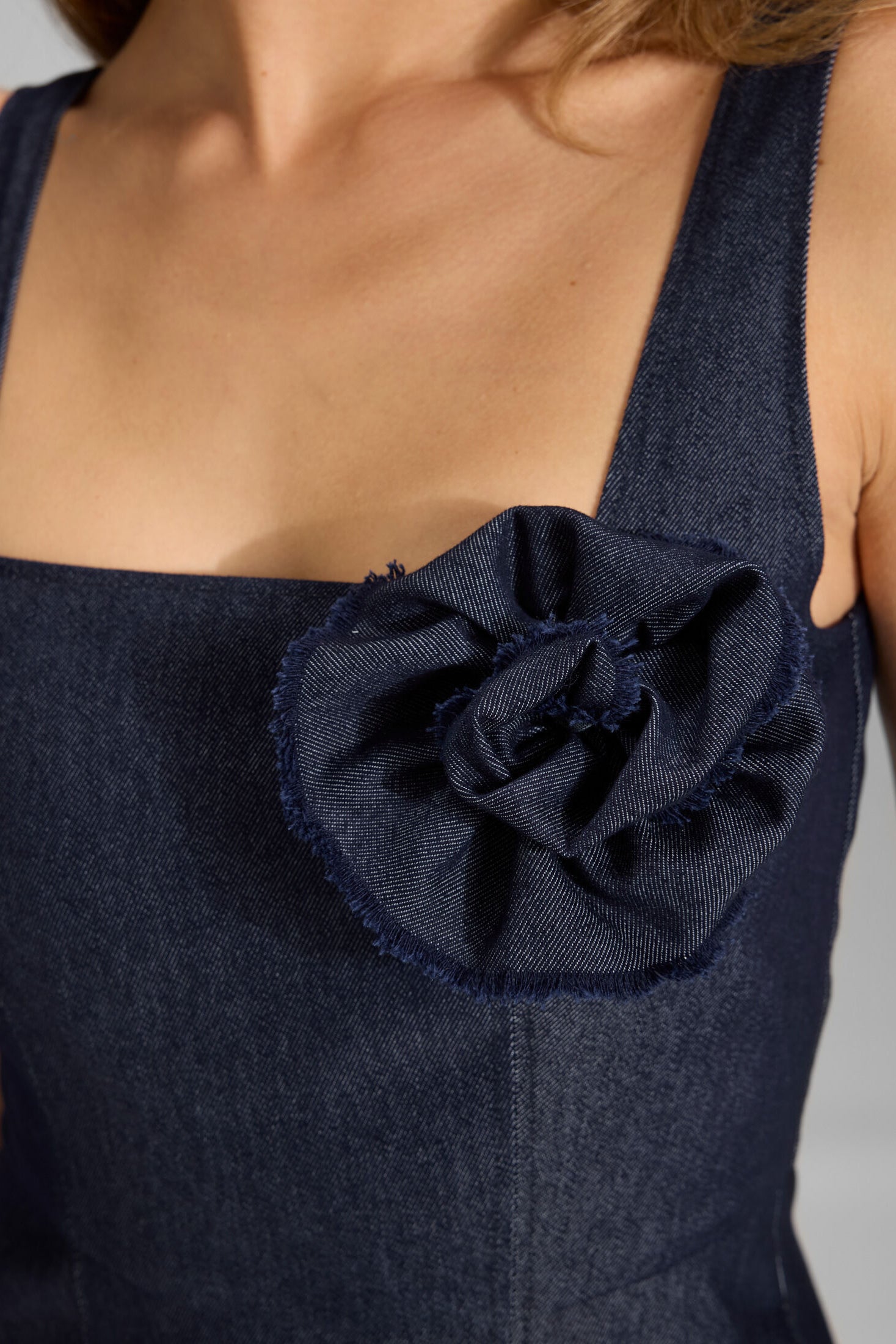 Midi Kleid mit Karree-Ausschnitt aus Dark Denim