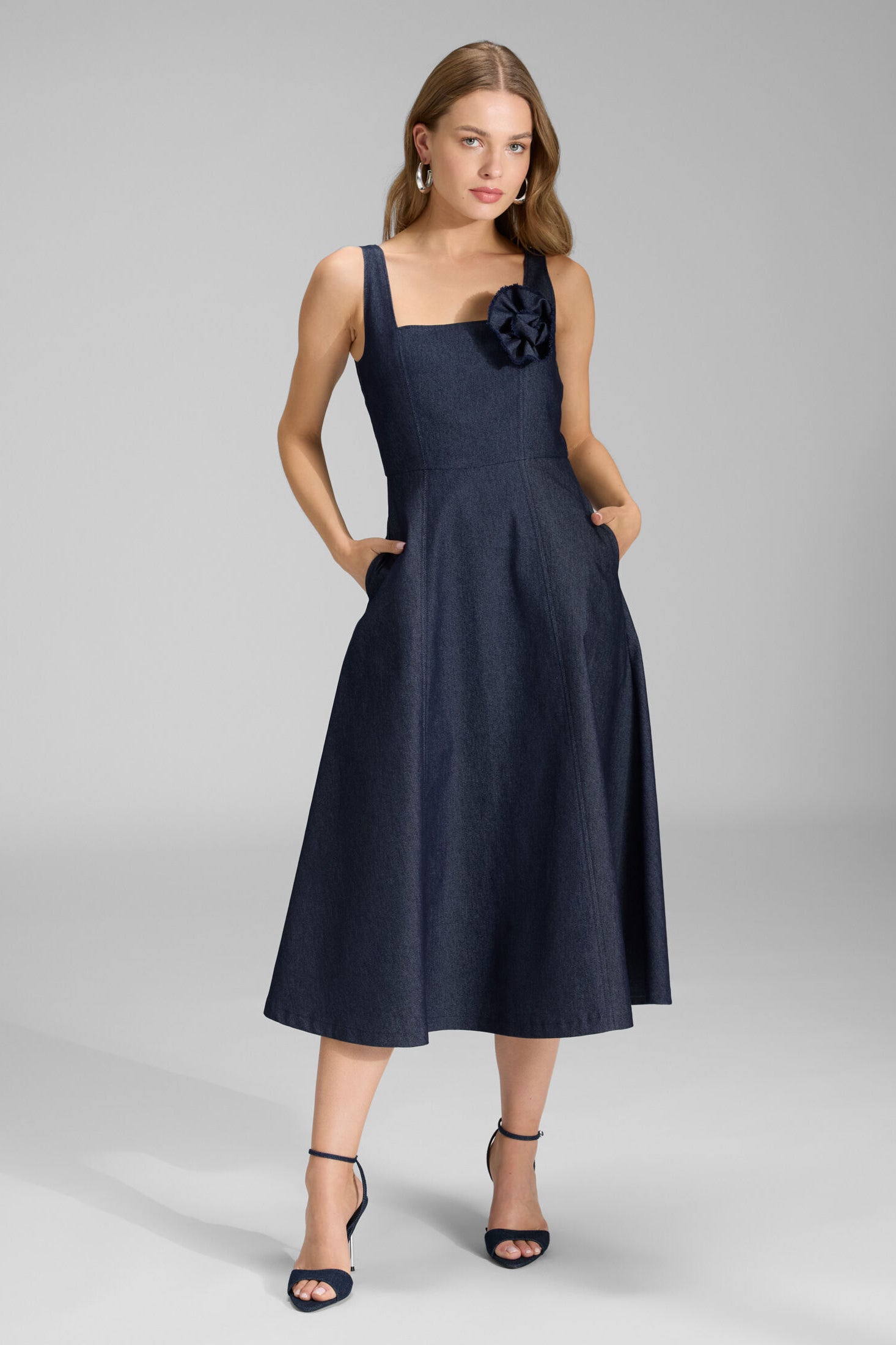 Midi Kleid mit Karree-Ausschnitt aus Dark Denim navy