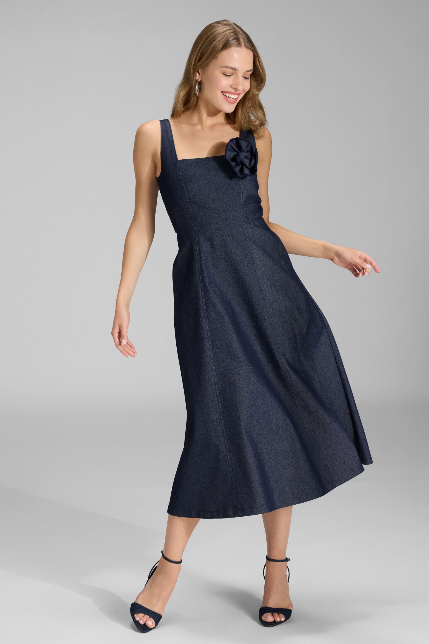Midi Kleid mit Karree-Ausschnitt aus Dark Denim