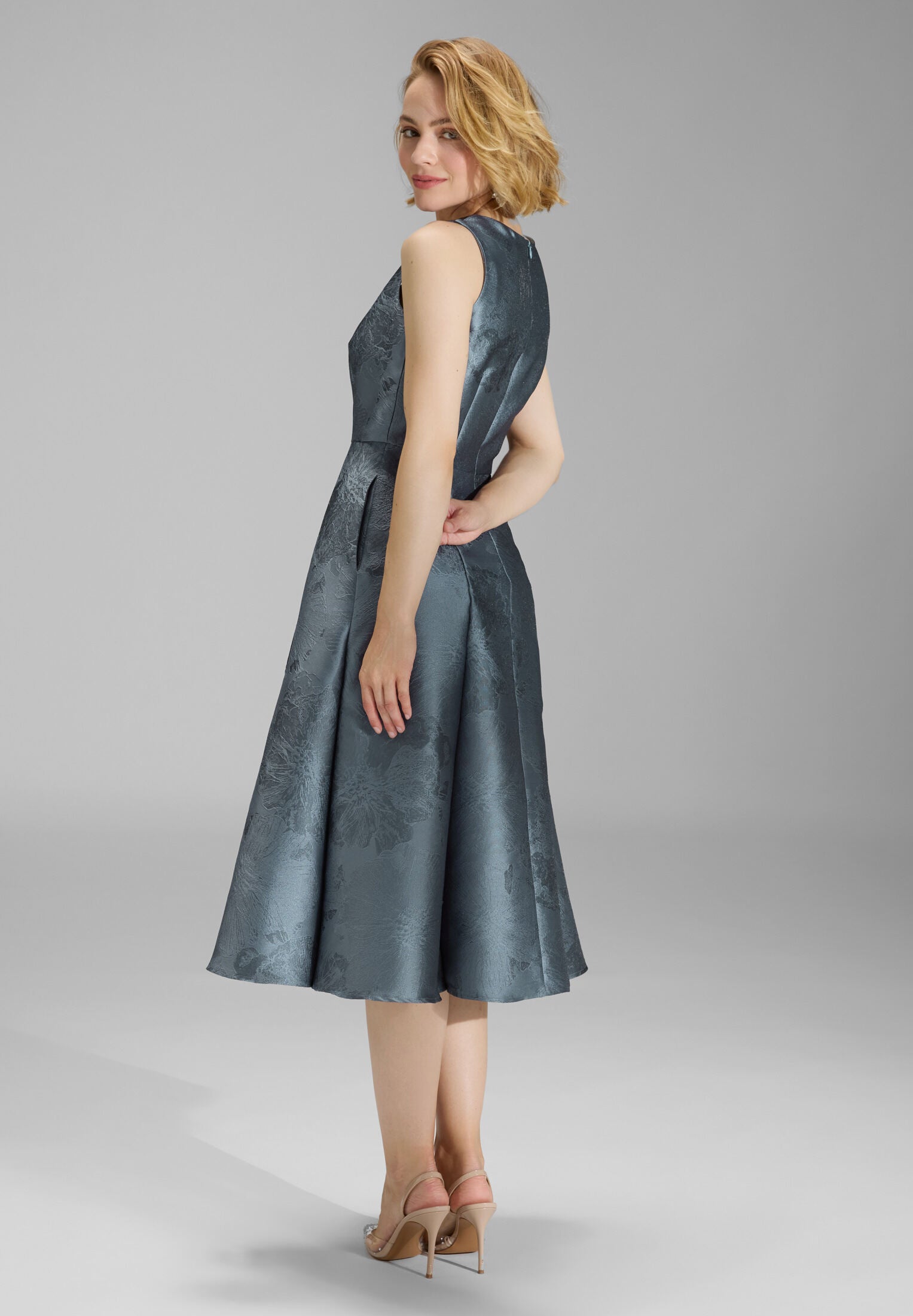 Midi Kleid aus floralem Jacquard mit V-Ausschnitt