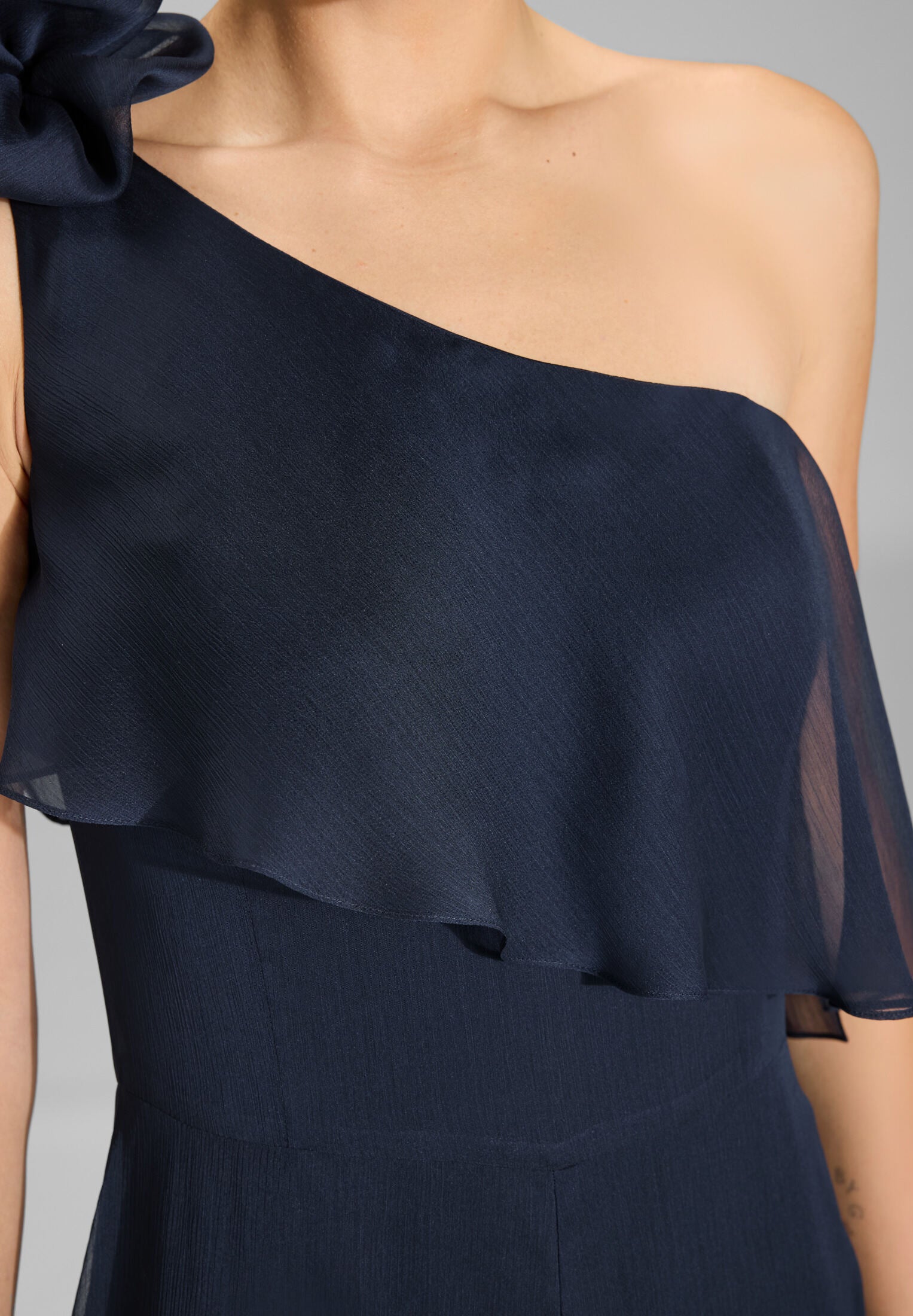 One-Shoulder Jumpsuit aus Crinkle Chiffon mit Blüte