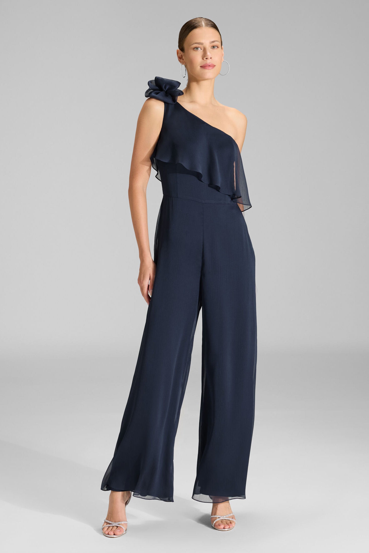 One-Shoulder Jumpsuit aus Crinkle Chiffon mit Blüte navy