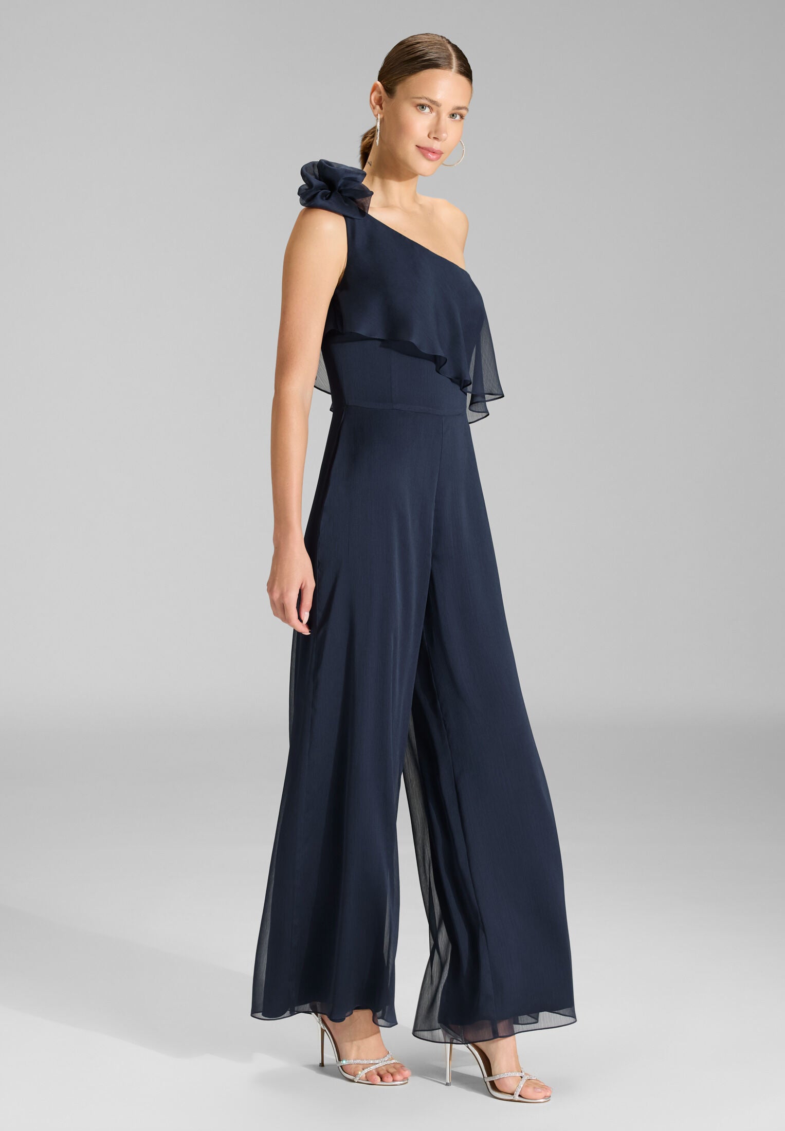 One-Shoulder Jumpsuit aus Crinkle Chiffon mit Blüte