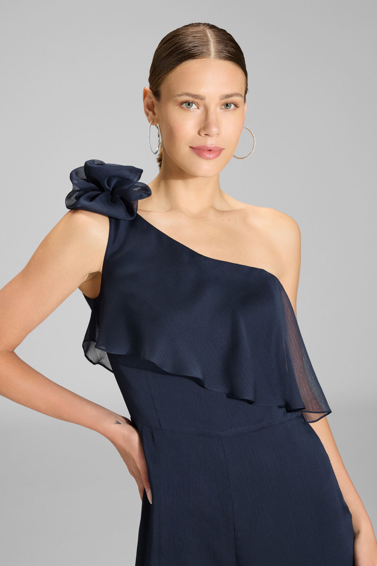 One-Shoulder Jumpsuit aus Crinkle Chiffon mit Blüte