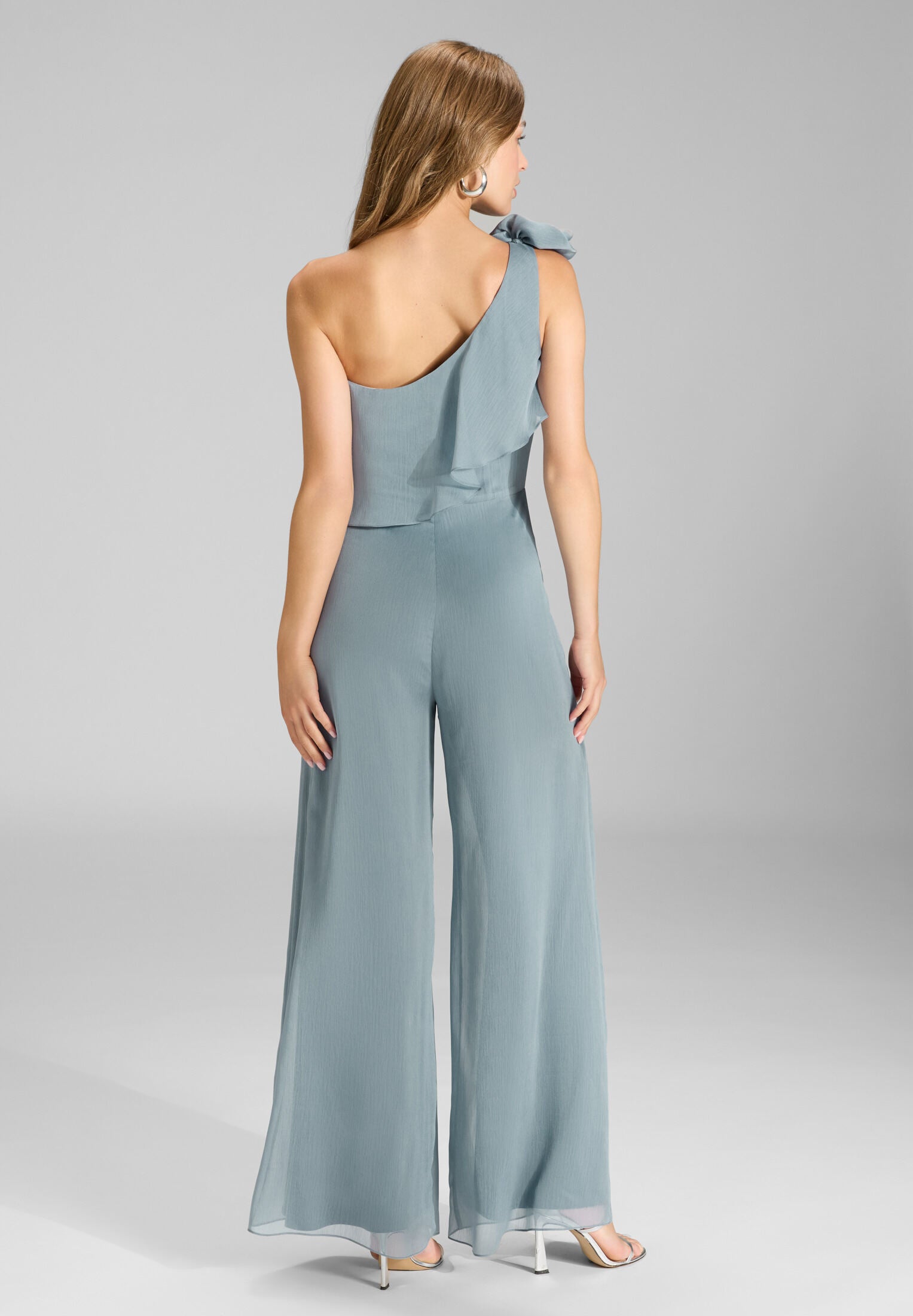 One-Shoulder Jumpsuit aus Crinkle Chiffon mit Blüte