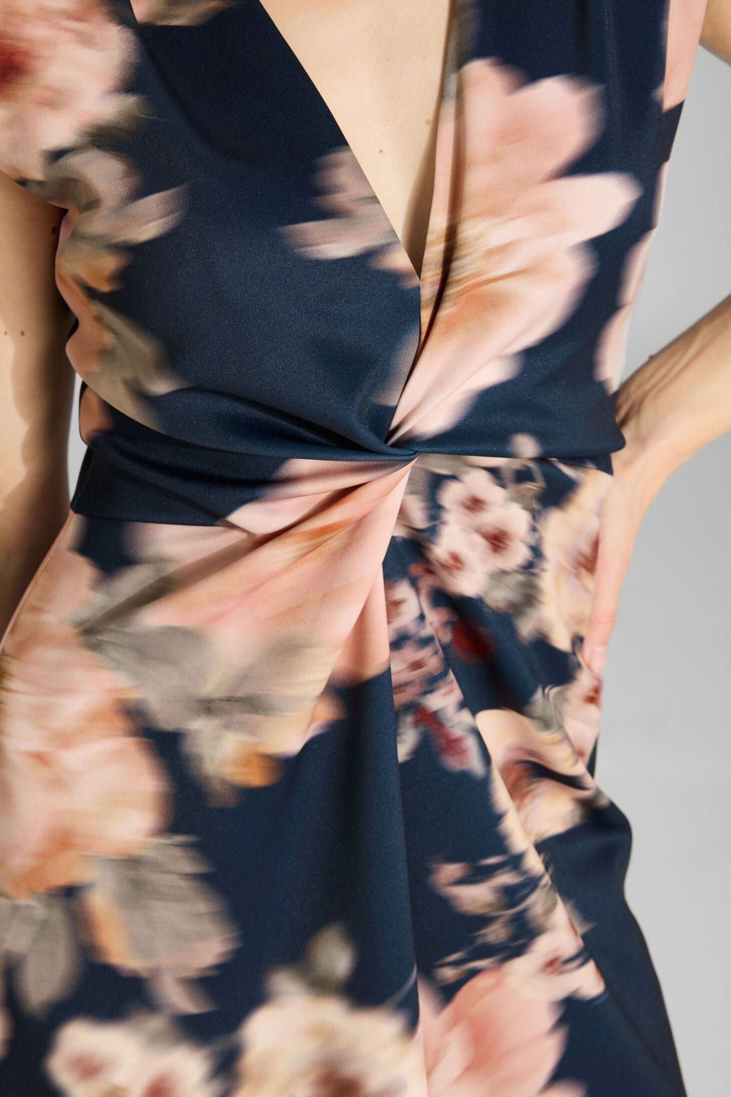 Etuikleid aus floral bedrucktem Scuba mit Knoten Detail