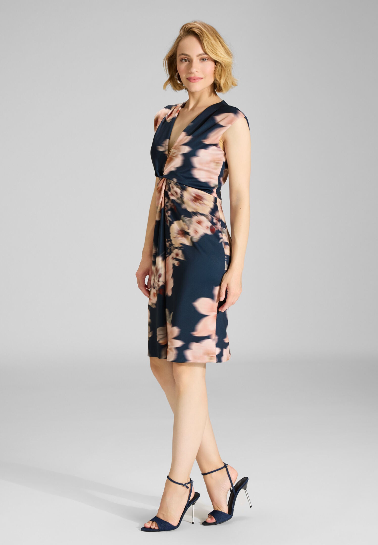 Etuikleid aus floral bedrucktem Scuba mit Knoten Detail