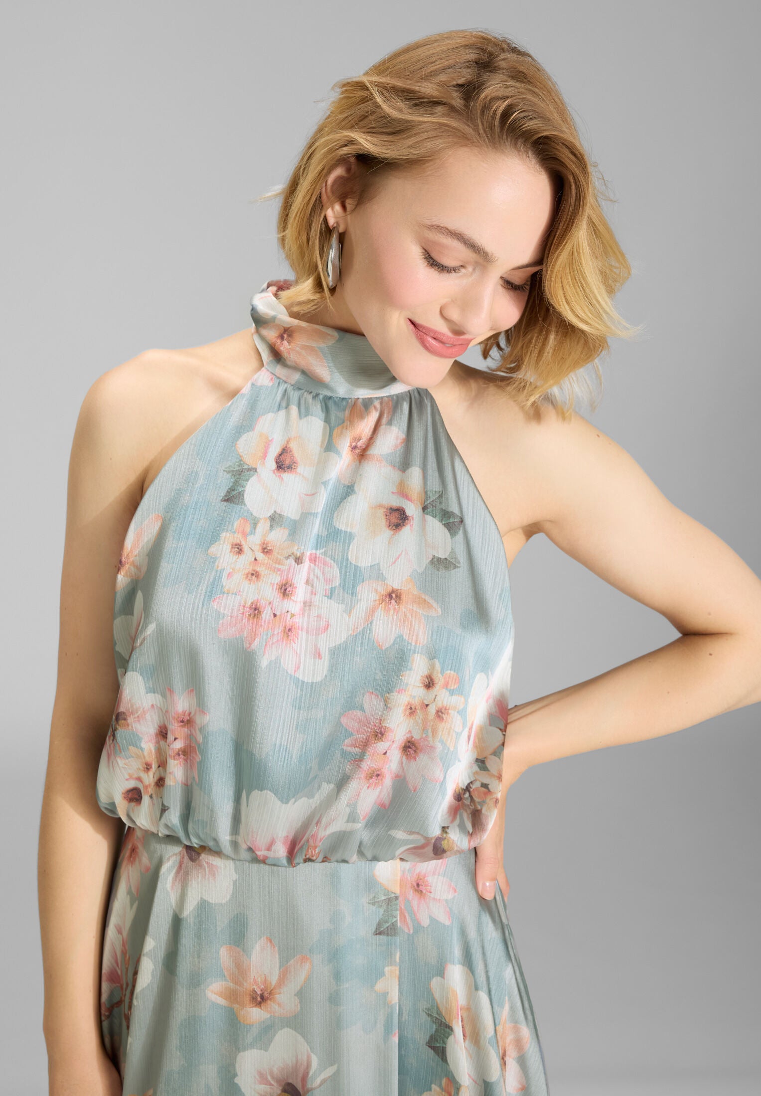 Abendkleid mit blusigem Top aus floral bedrucktem Crinkle Satin