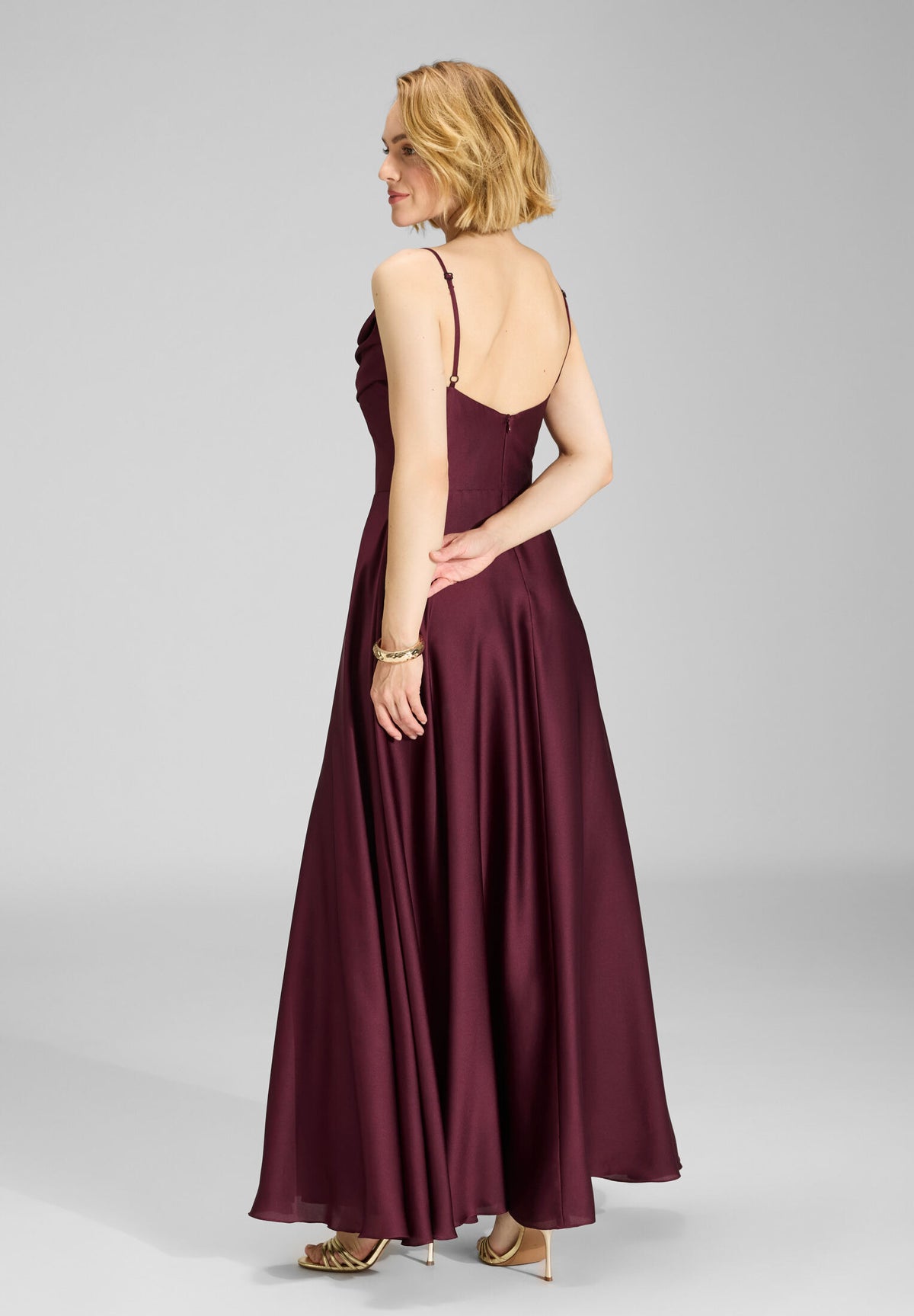 Abendkleid aus Satin mit Wasserfall-Ausschnitt und Beinschlitz
