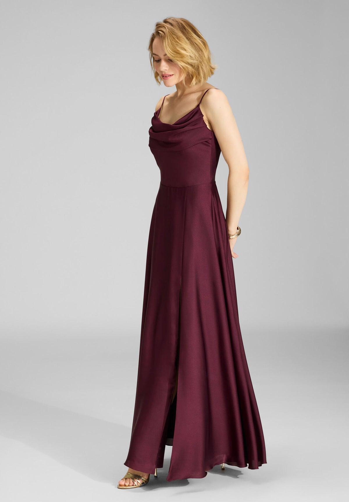 Abendkleid aus Satin mit Wasserfall-Ausschnitt und Beinschlitz merlot red