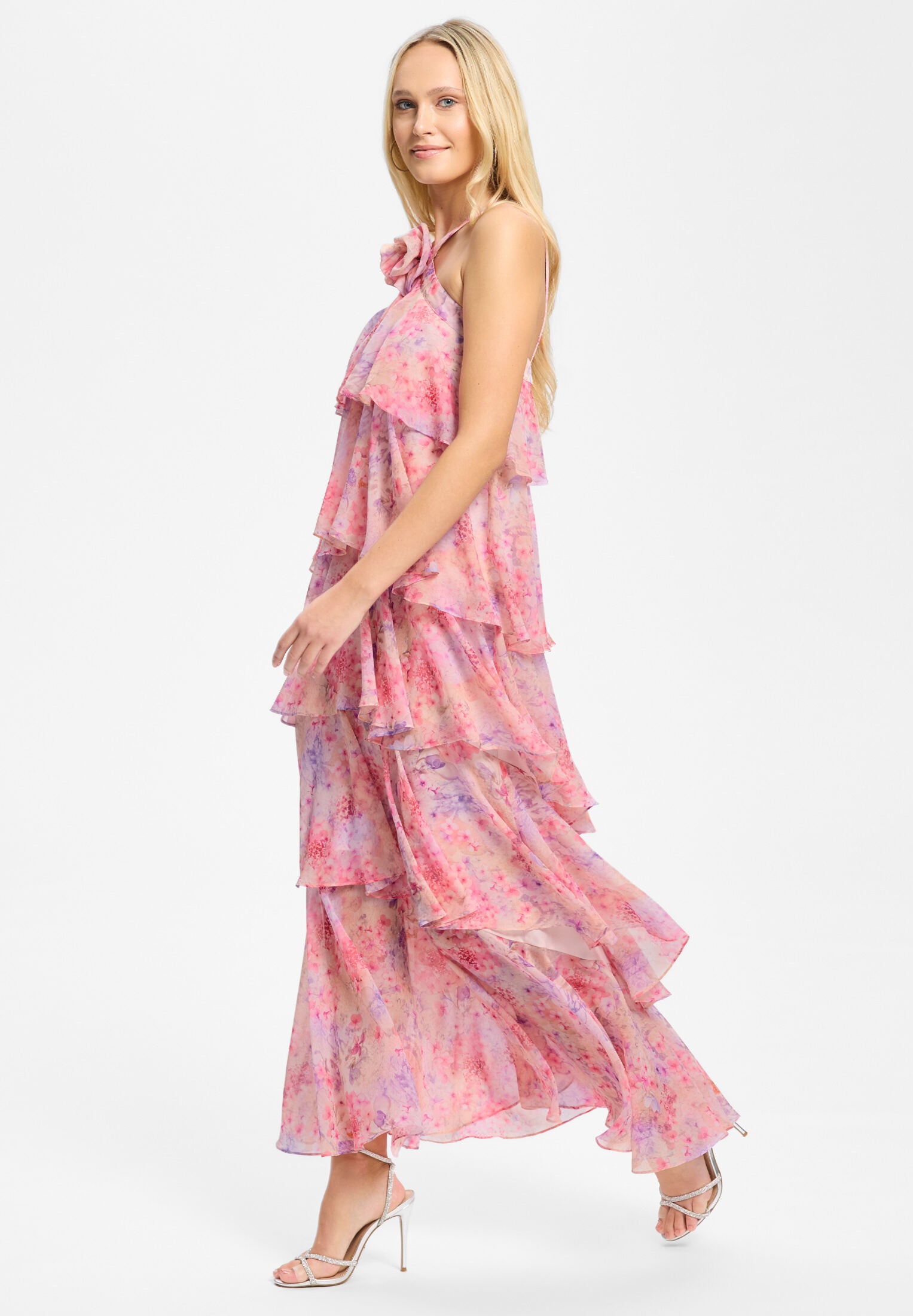 Abendkleid aus bedrucktem Chiffon mit gestuften Volants und Stoffblüte