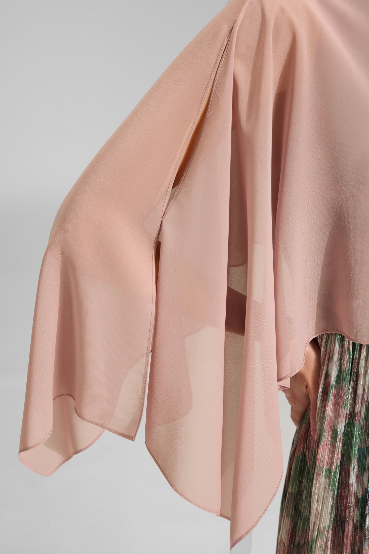 Schlupf-Stola aus Chiffon mit Ärmelschlitzen