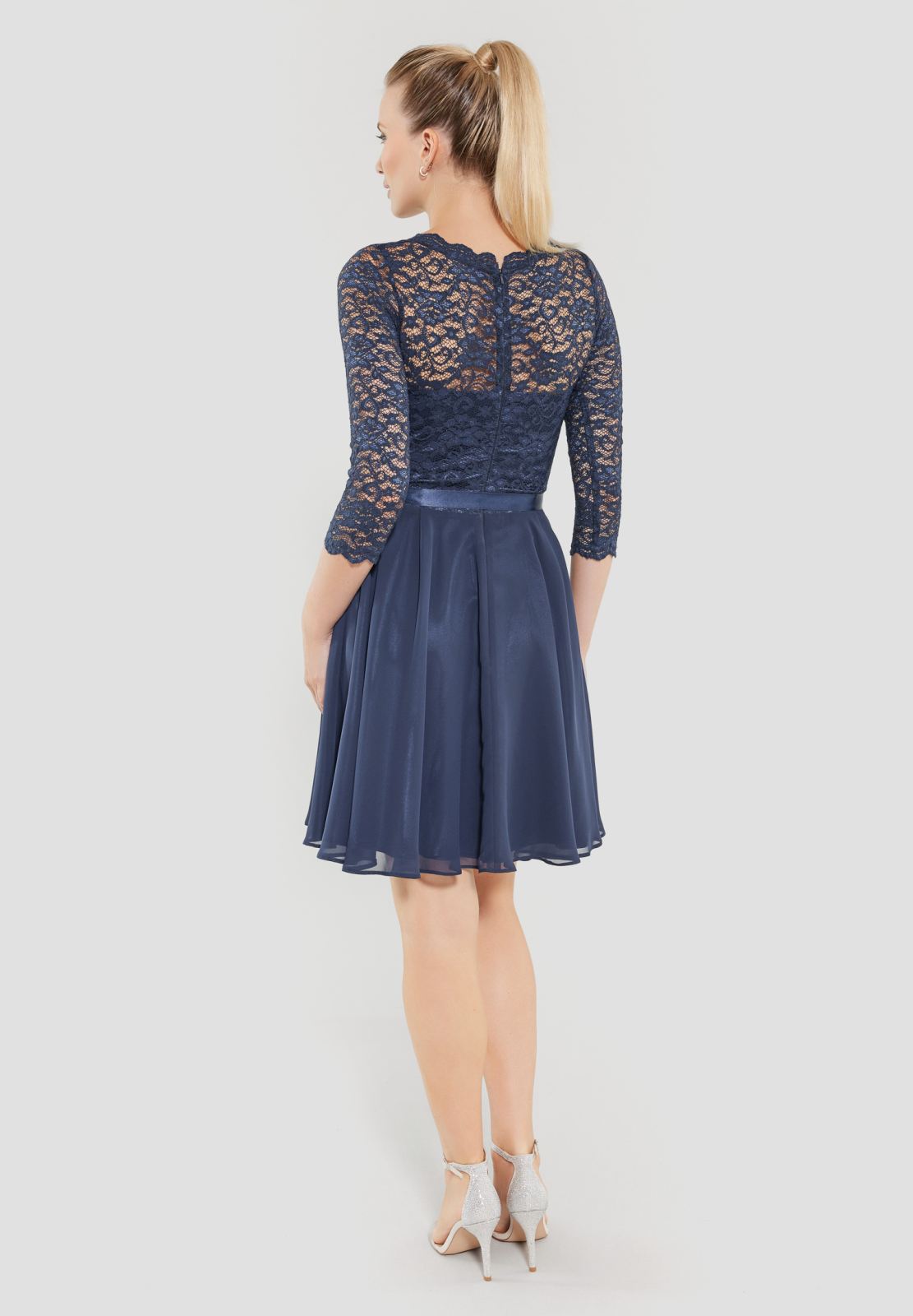 Kleid im zarten Spitzenlook und Dreiviertelarm