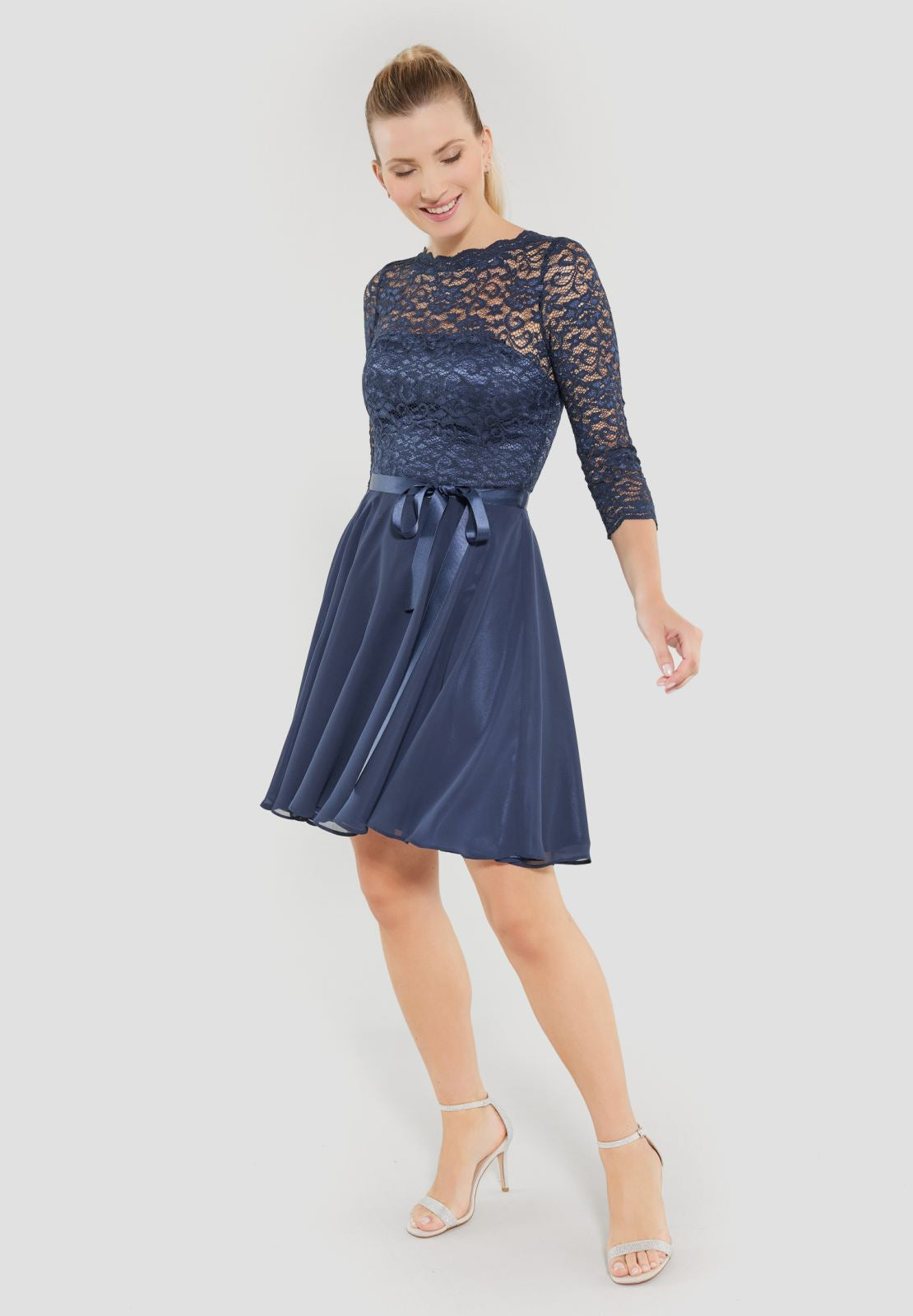 Kleid im zarten Spitzenlook und Dreiviertelarm