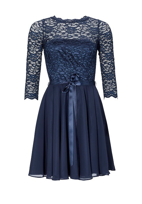 Kleid im zarten Spitzenlook und Dreiviertelarm