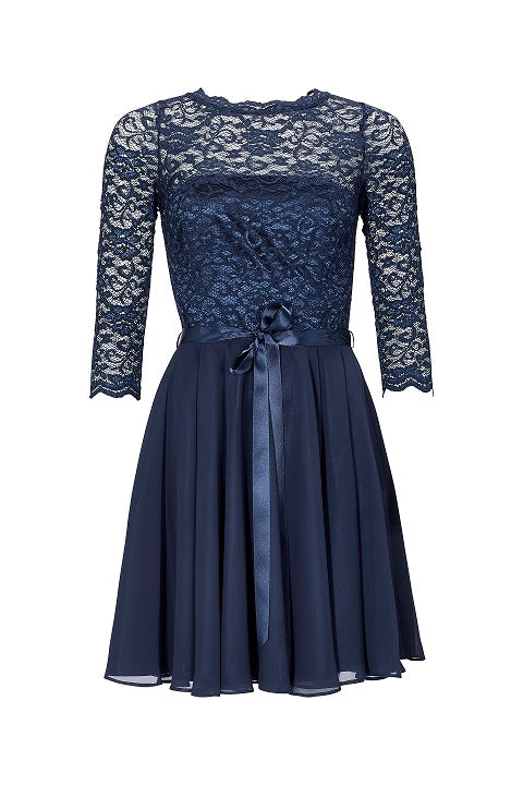 Kleid im zarten Spitzenlook und Dreiviertelarm