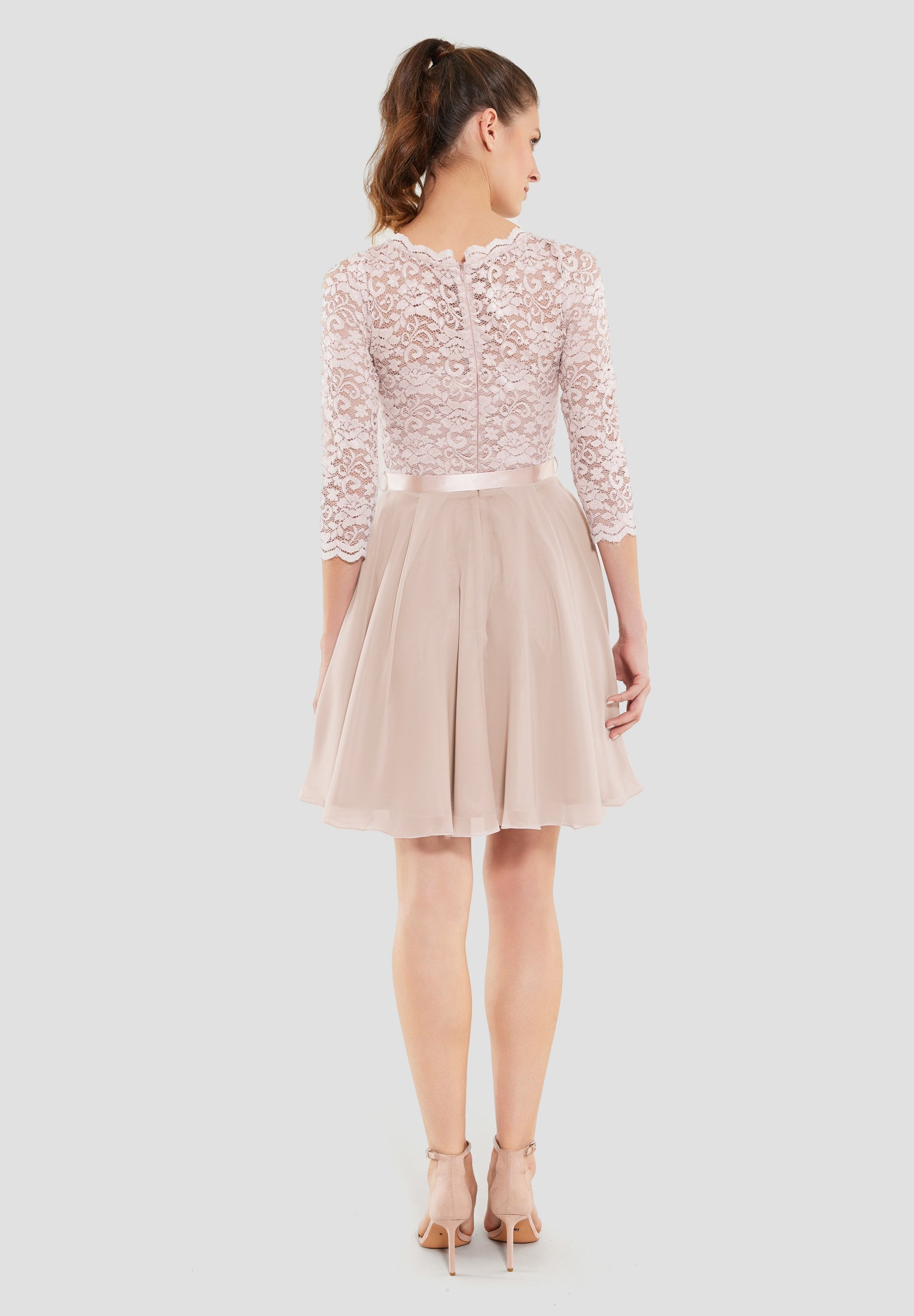 Kleid im zarten Spitzenlook und Dreiviertelarm