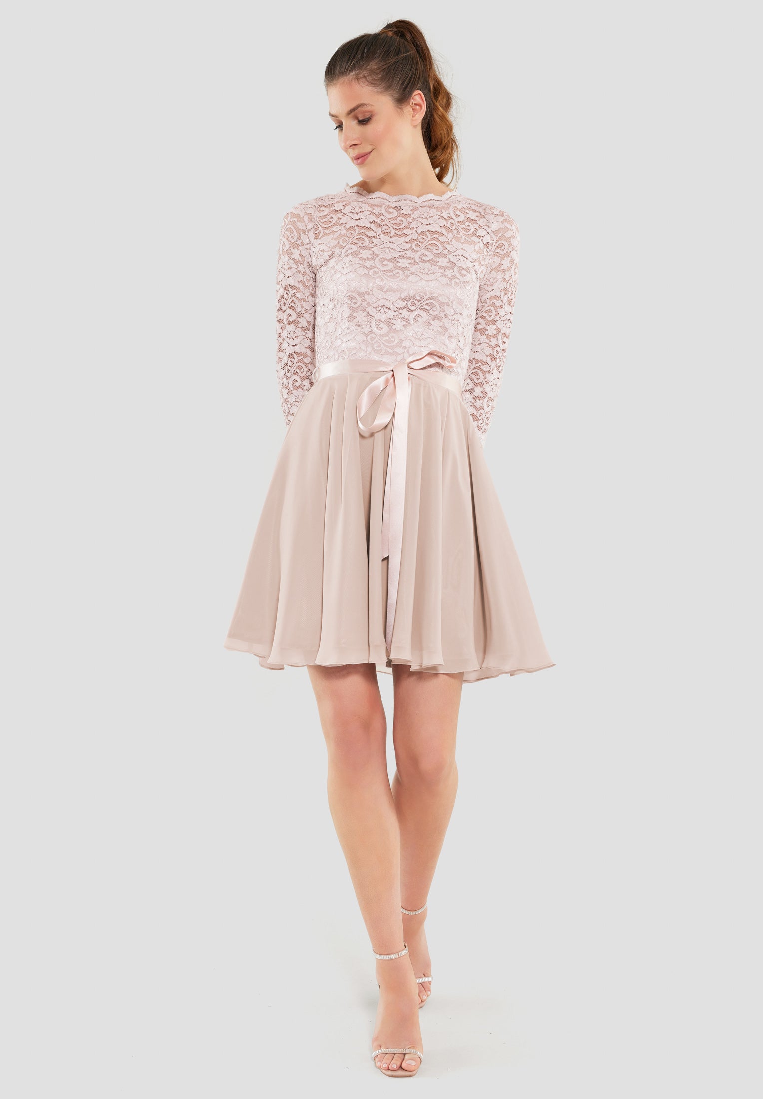 Kleid im zarten Spitzenlook und Dreiviertelarm
