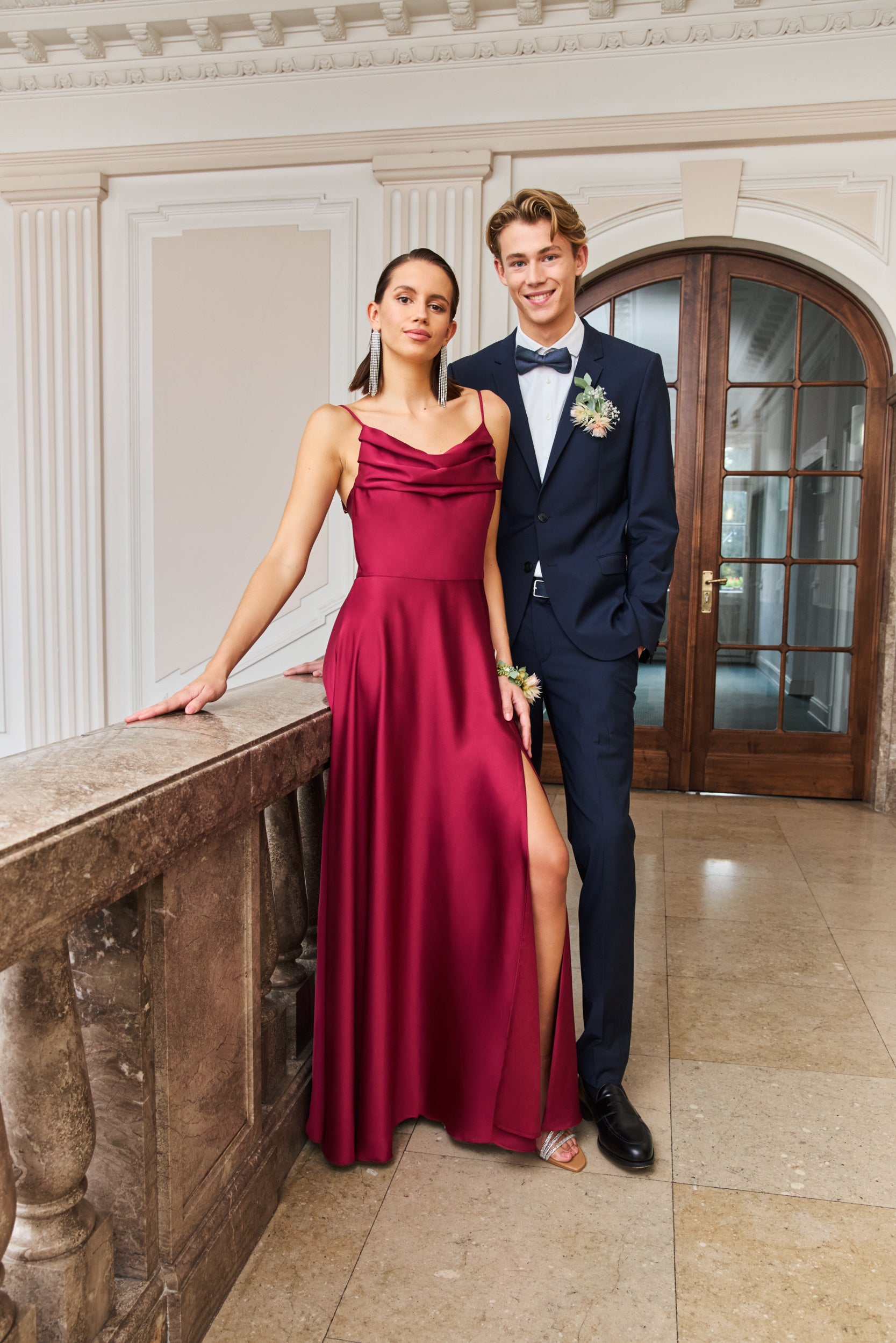 Abendkleid aus nachhaltigem Satin mit Wasserfall-Ausschnitt und Beinschlitz ruby red