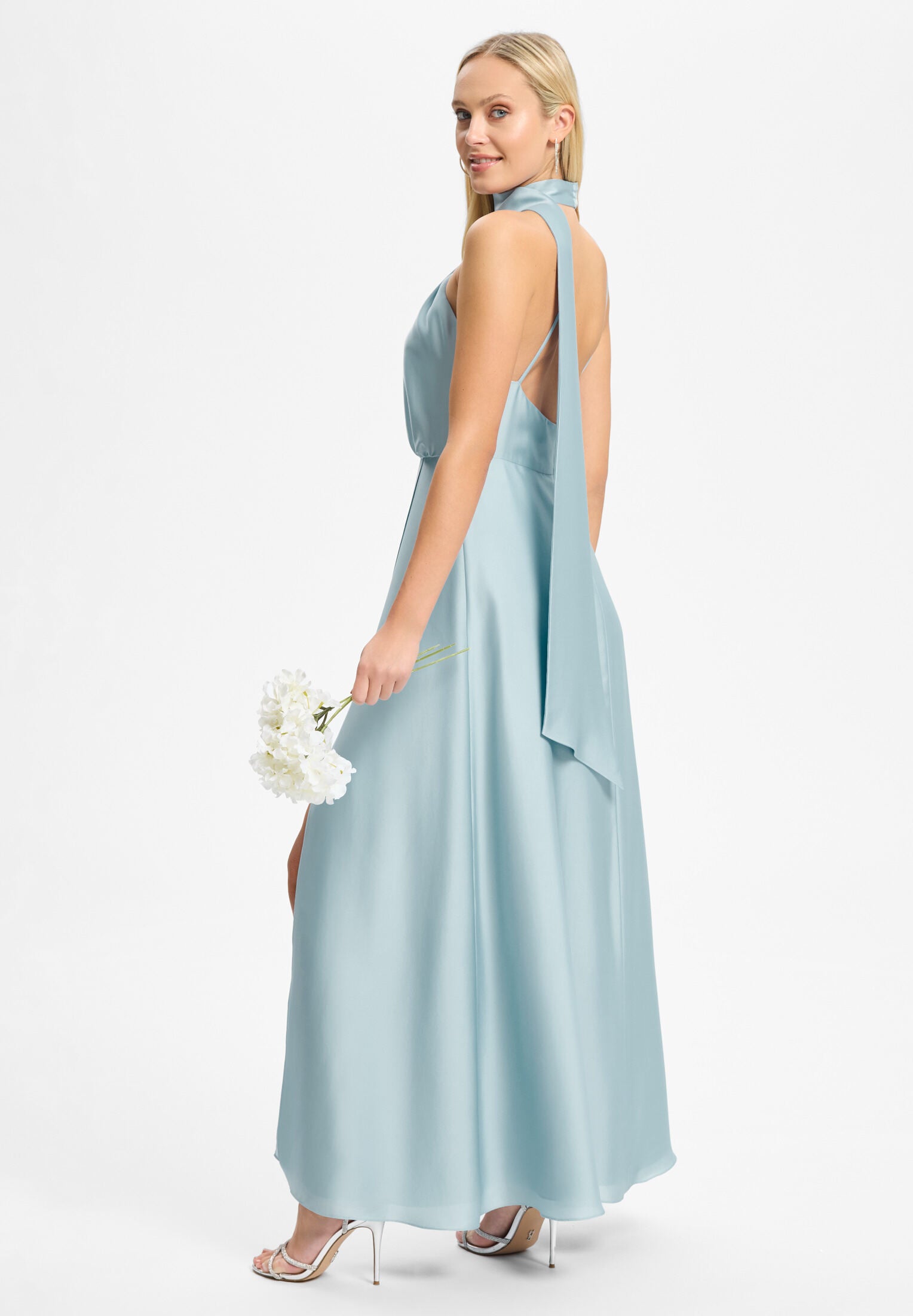 Abendkleid aus Satin mit angeschnittenem Schal