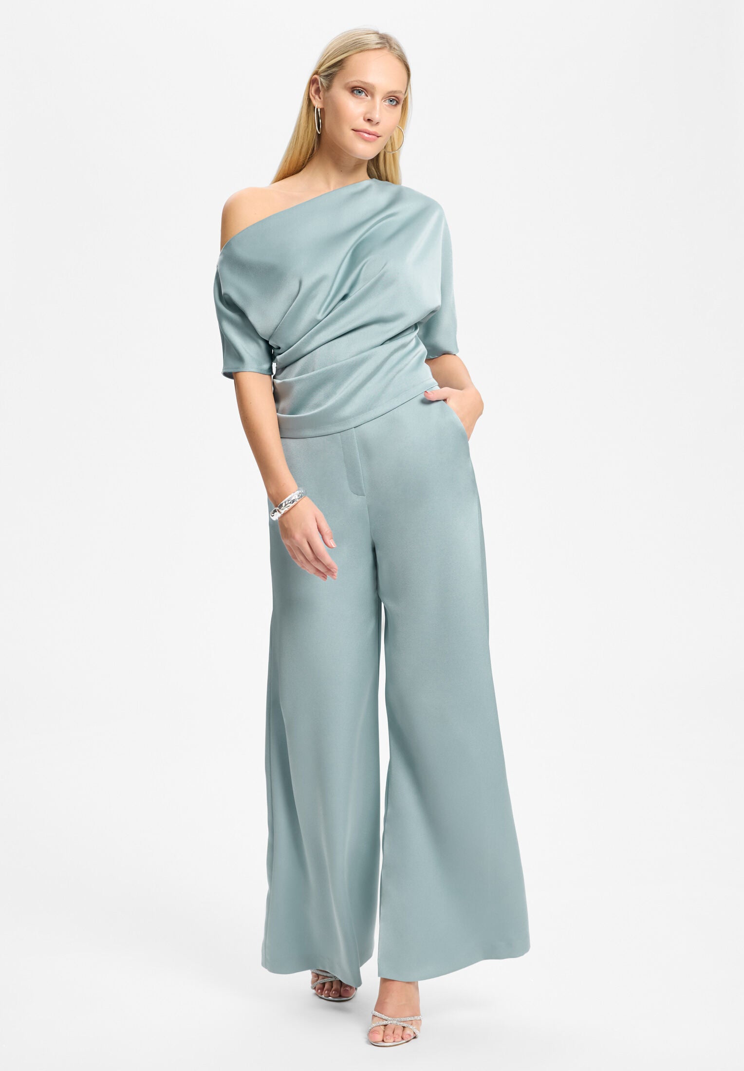 Schulterfreies Oberteil aus Satin baby blue
