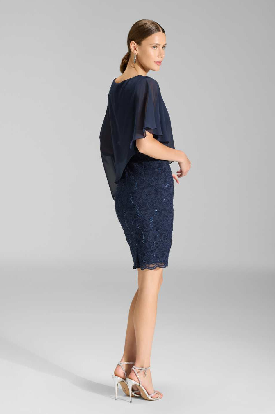 Pailletten-Kleid mit asymmetrischem Chiffon-Überwurf