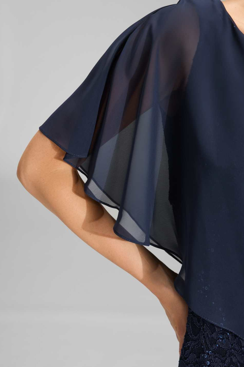 Pailletten-Kleid mit asymmetrischem Chiffon-Überwurf