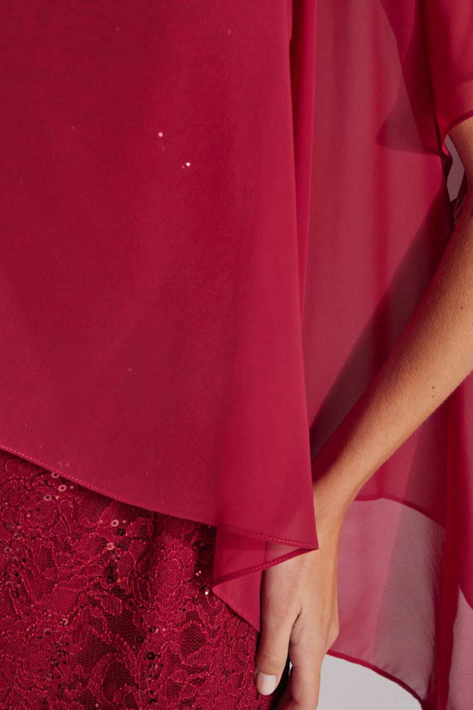 Pailletten-Kleid mit asymmetrischem Chiffon-Überwurf