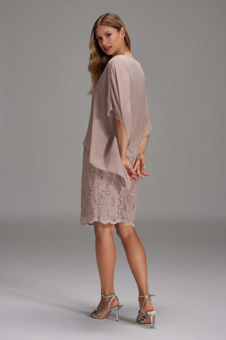 Pailletten-Kleid mit asymmetrischem Chiffon-Überwurf