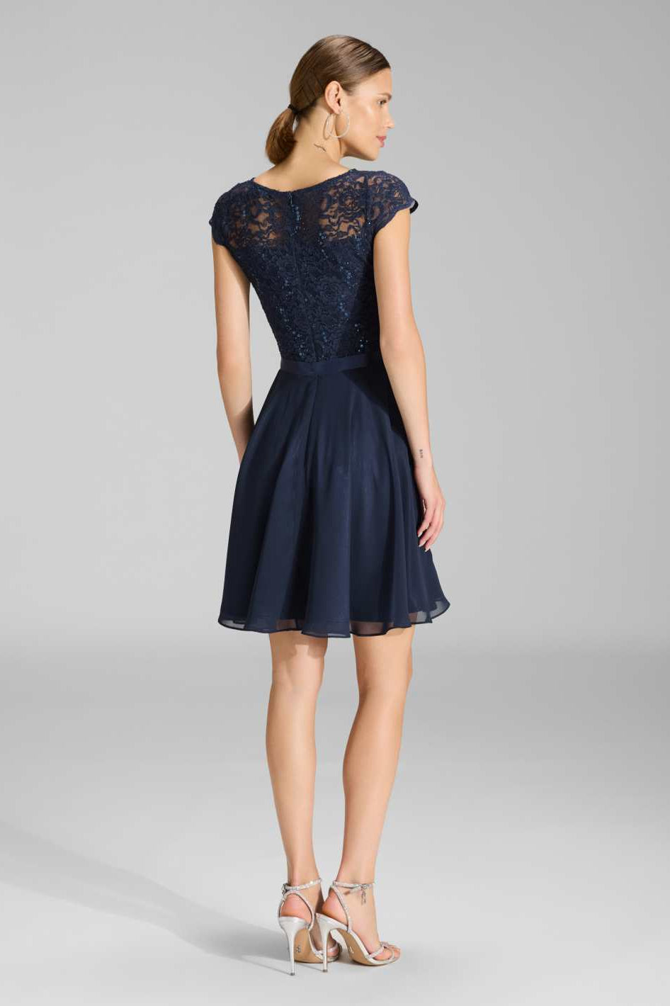 Kleid mit paillettenbesetztem Spitzenoberteil