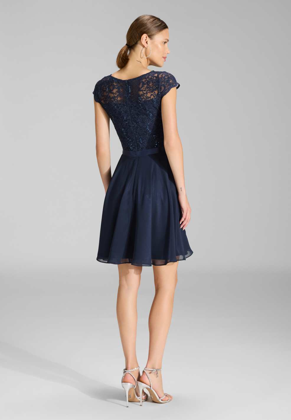 Kleid mit paillettenbesetztem Spitzenoberteil