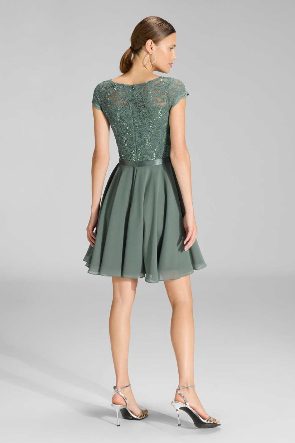 Kleid mit paillettenbesetztem Spitzenoberteil