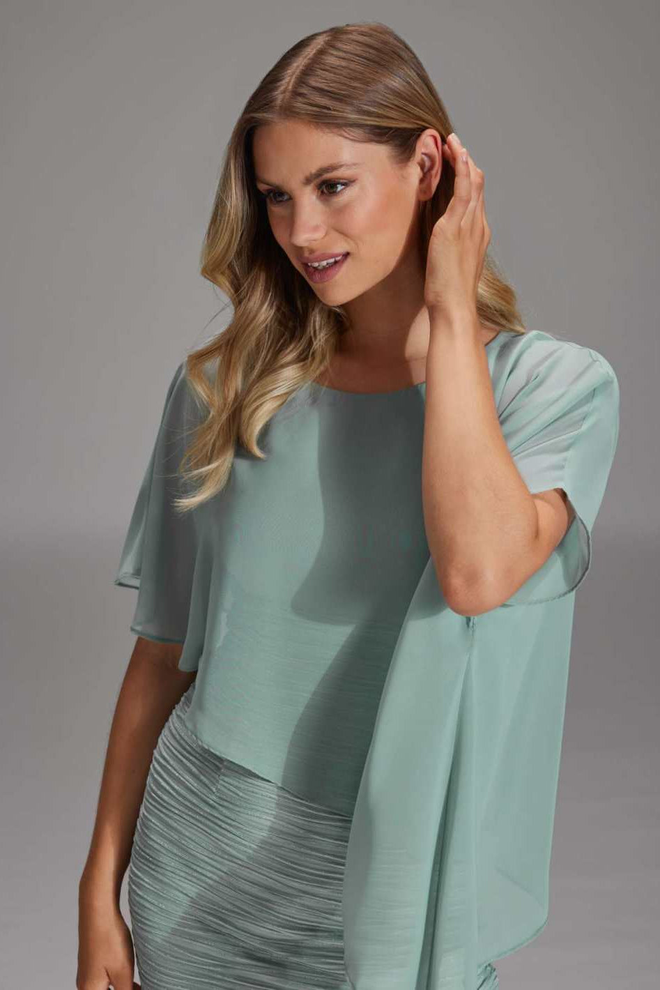 Etuikleid mit asymmetrischem Chiffon-Überwurf