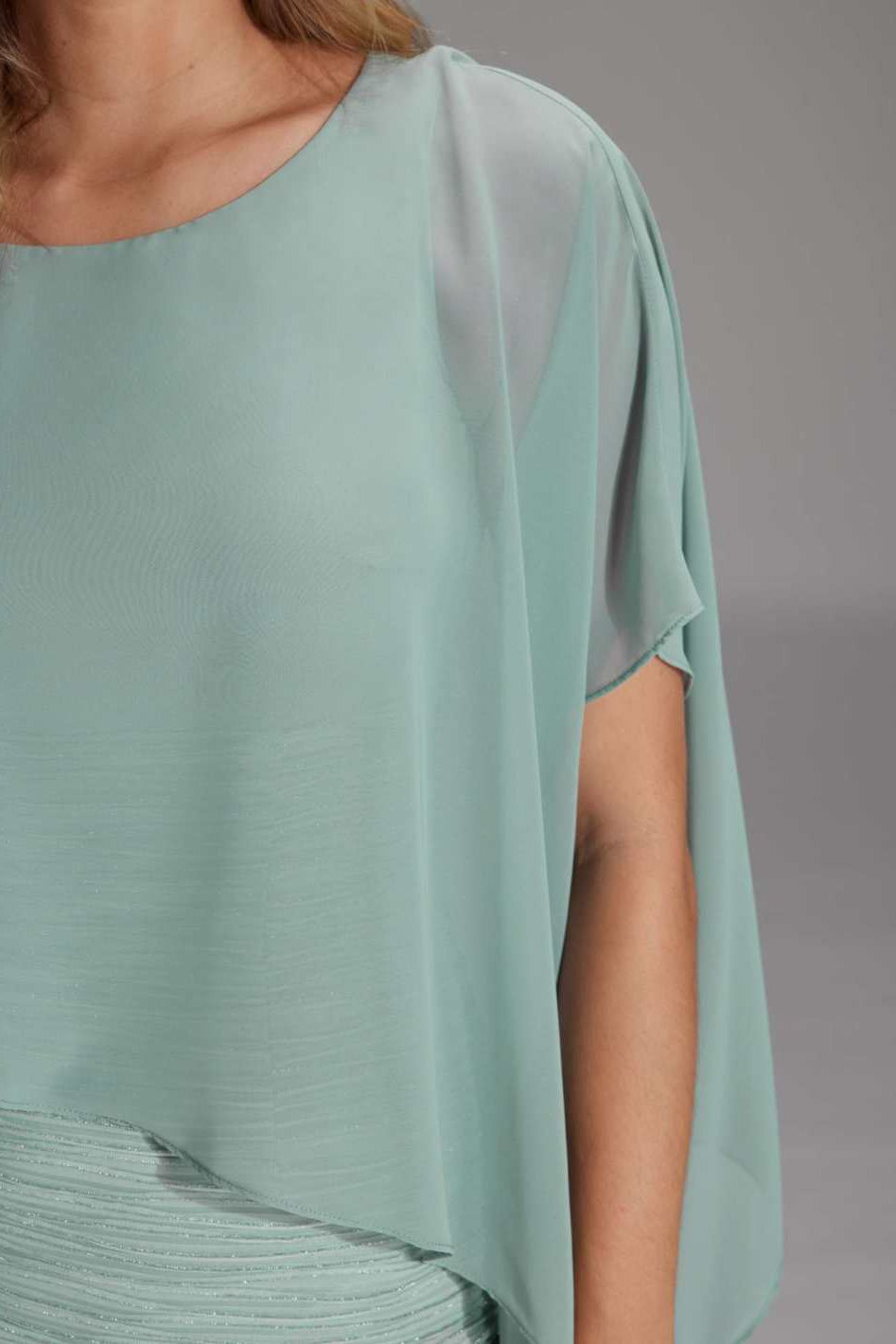 Etuikleid mit asymmetrischem Chiffon-Überwurf