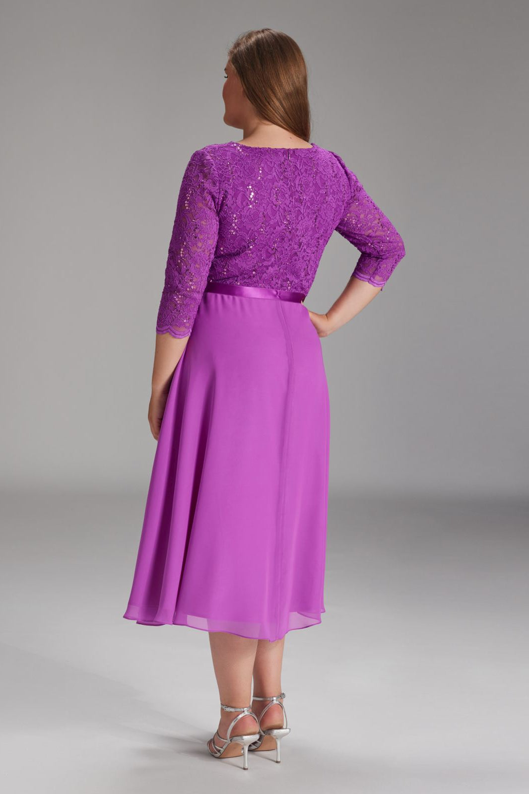 Tailliertes Chiffonkleid mit Spitze