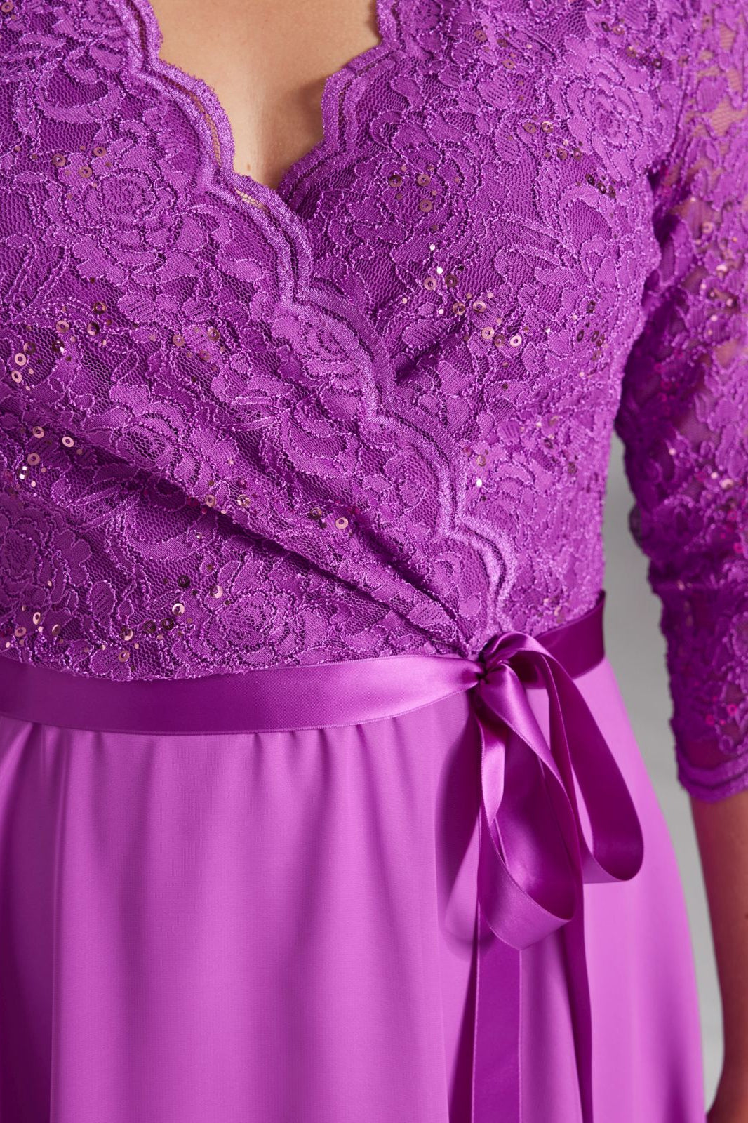 Tailliertes Chiffonkleid mit Spitze