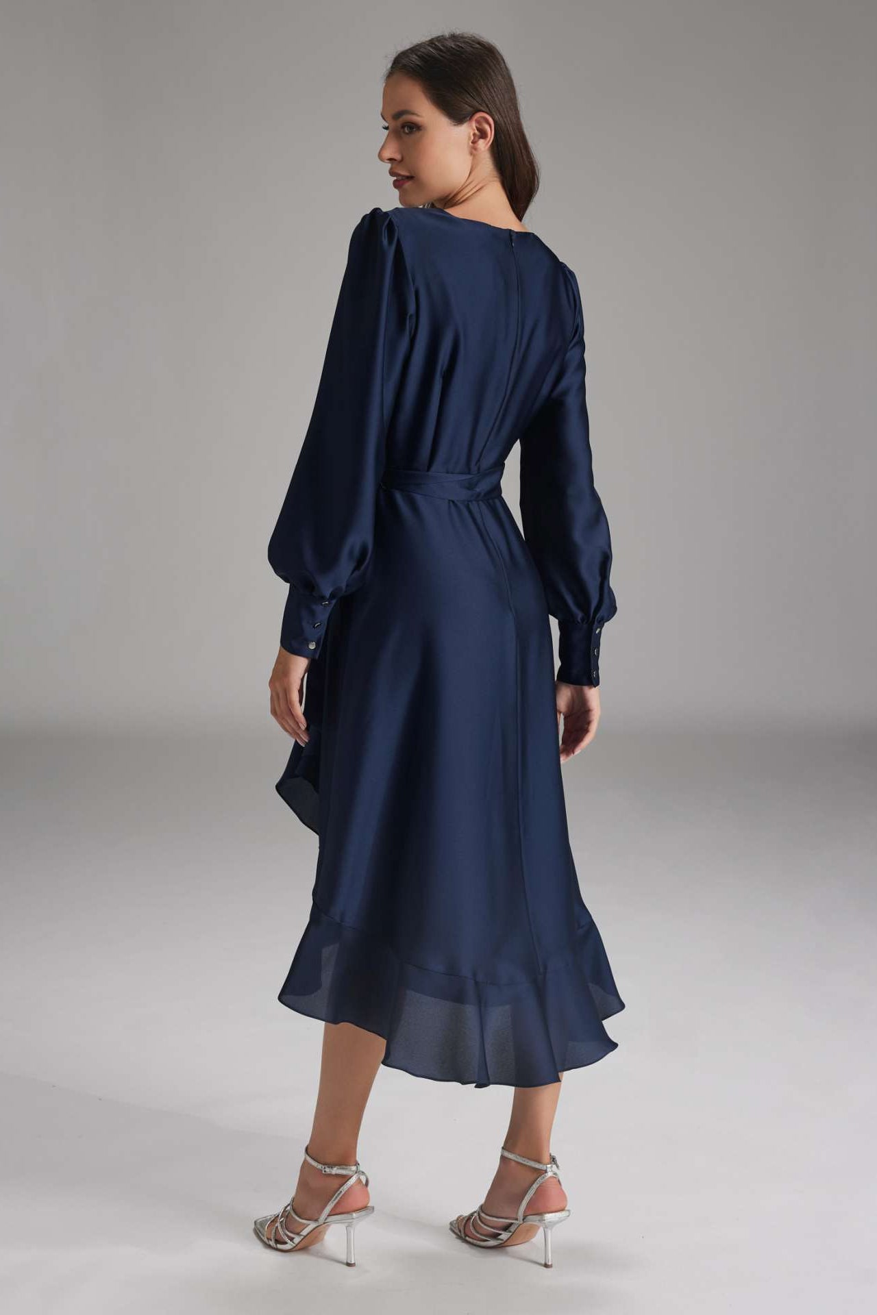 Vokuhila-Kleid mit blusigen Ärmeln