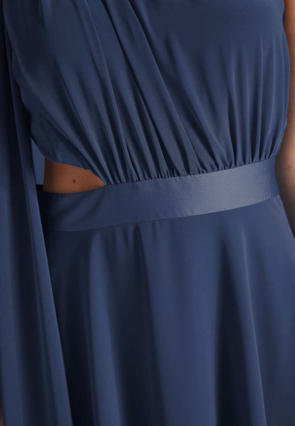 One-Shoulder-Maxikleid aus nachhaltigem Chiffon