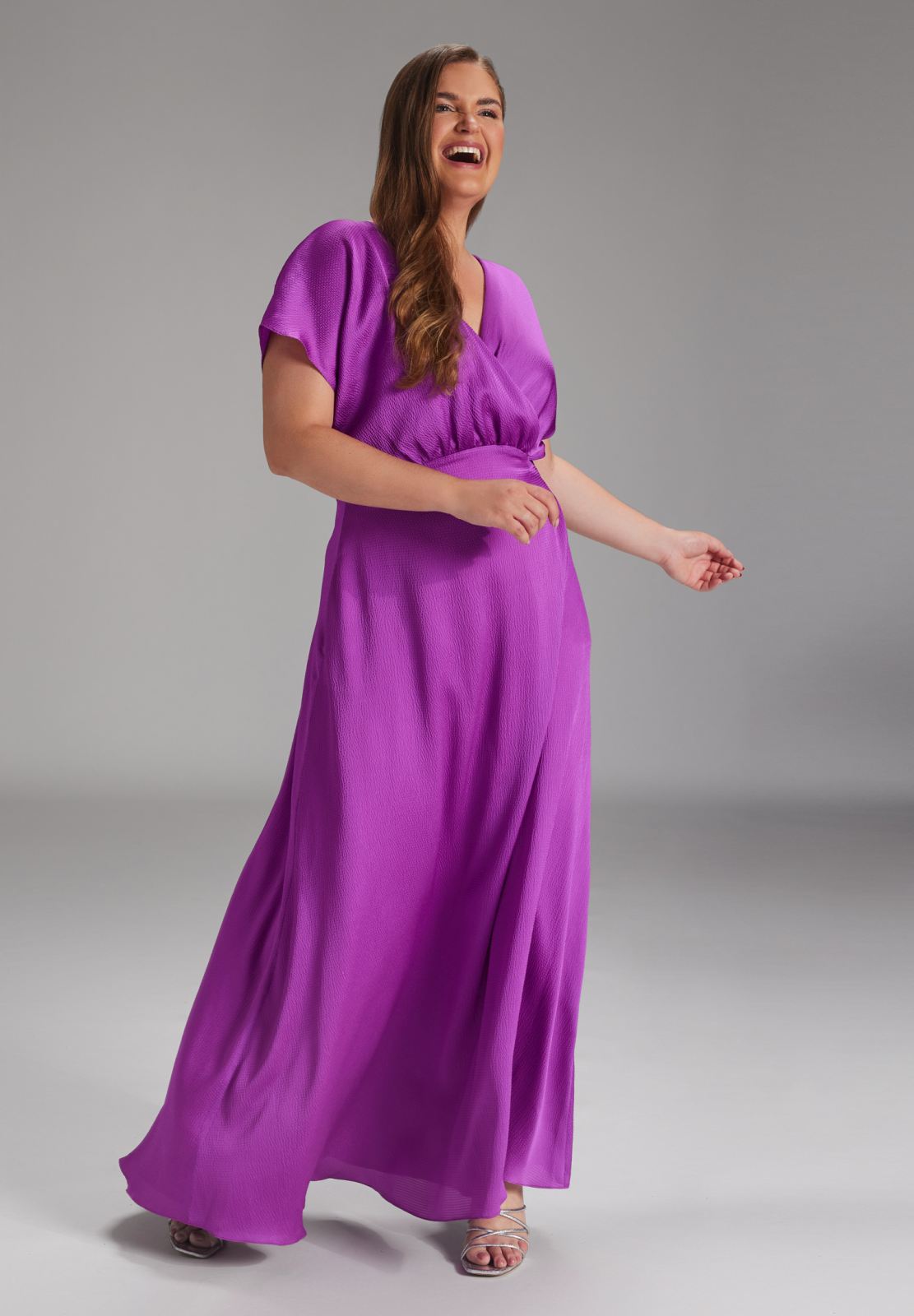 Langes Kleid aus Struktursatin