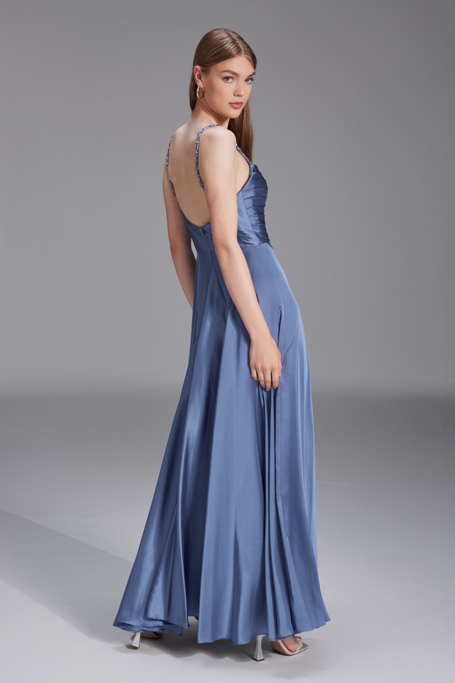 Satinkleid mit drapiertem Top und bestickten Trägern