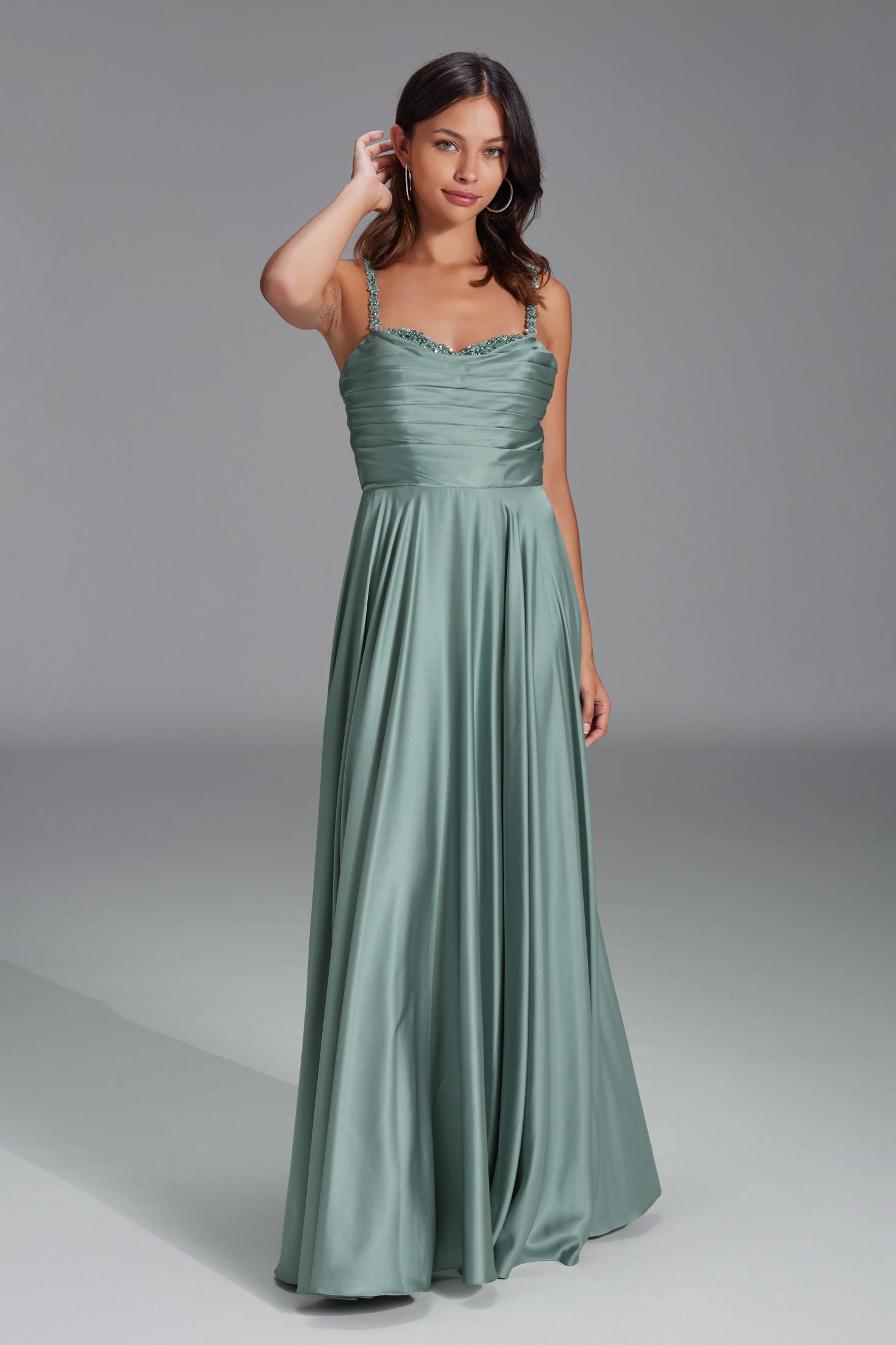 Satinkleid mit drapiertem Top und bestickten Trägern