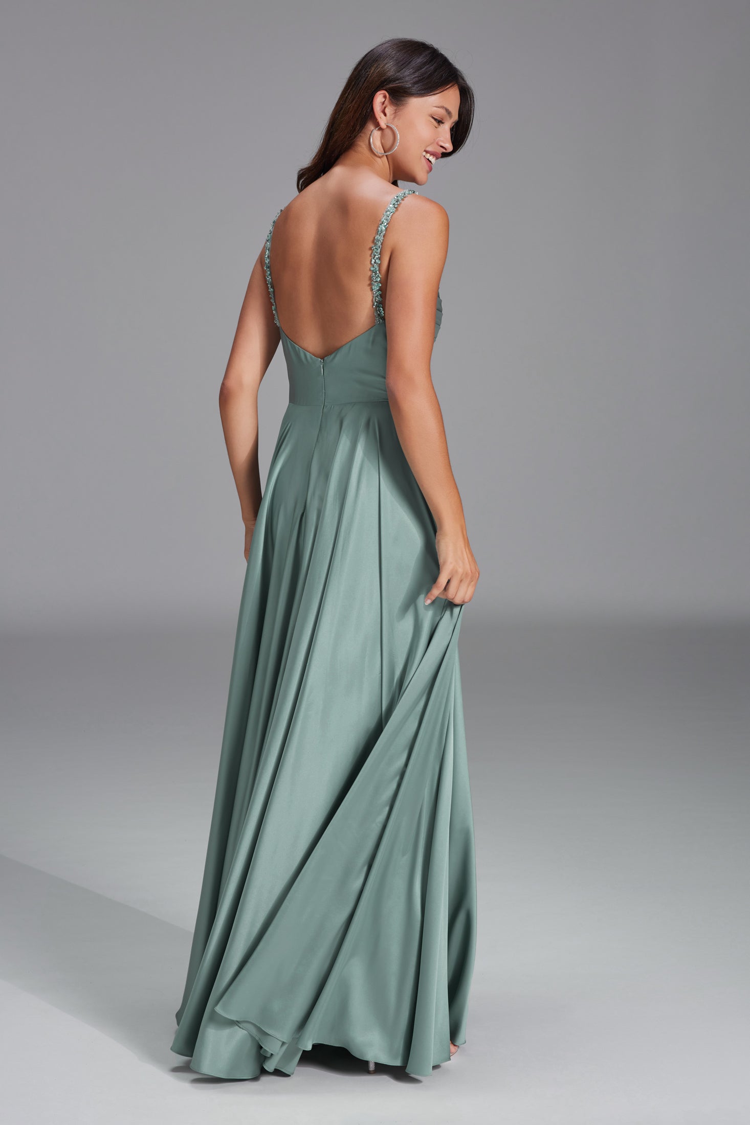 Satinkleid mit drapiertem Top und bestickten Trägern