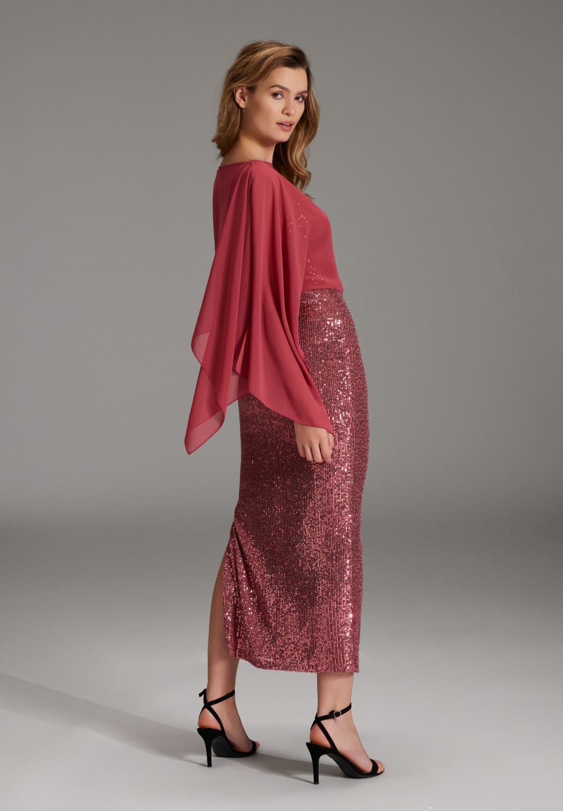 Stola aus nachhaltigem Chiffon mit Ärmelschlitzen