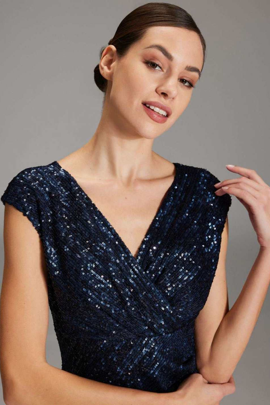 Cocktailkleid aus elastischer Paillette mit Wickel Ausschnitt