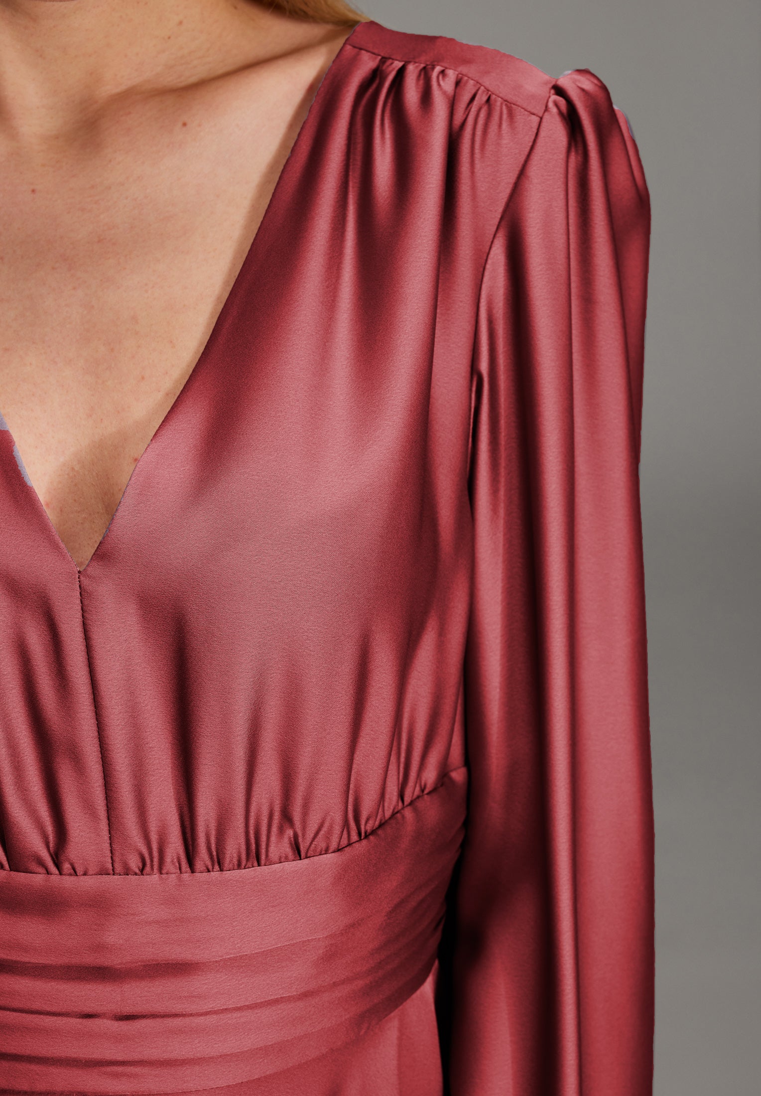 Midi Kleid aus nachhaltigem Satin mit Raffdetails