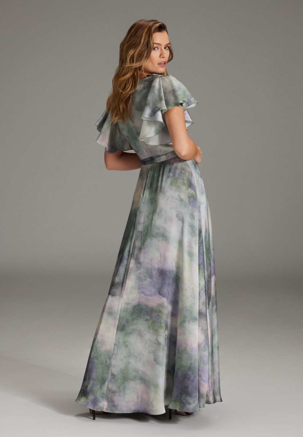 Abendkleid aus bedrucktem Satin mit gerüschten Ärmeln