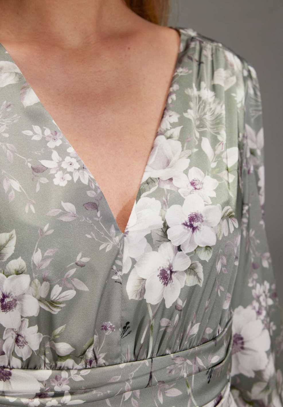 Abendkleid mit aus floral bedrucktem Satin mit Raffdetails